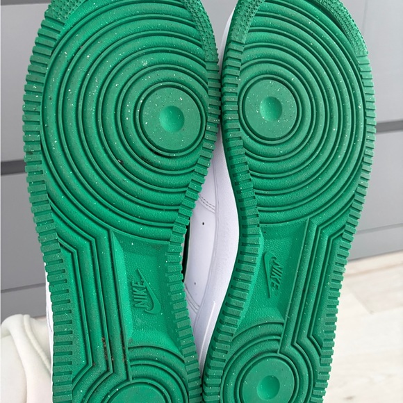 Nike Air White and Green Shoes - Picture 7 of 10